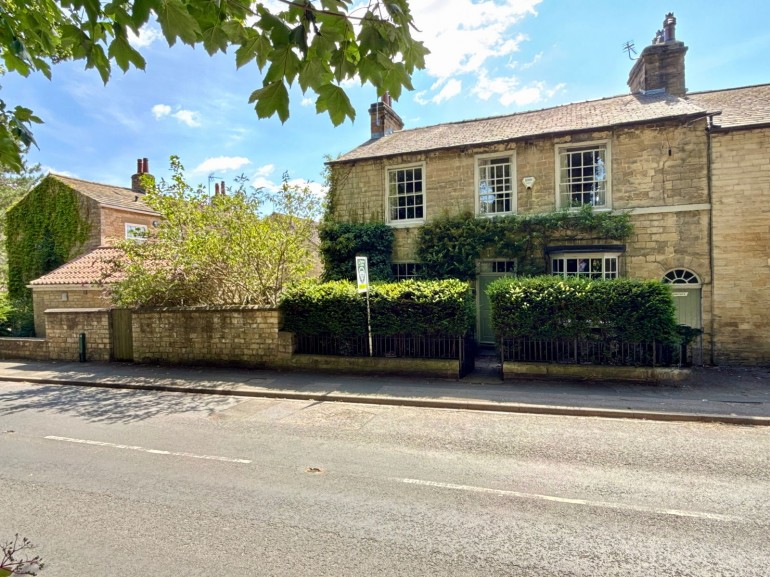 Boston Spa, High Street, LS23